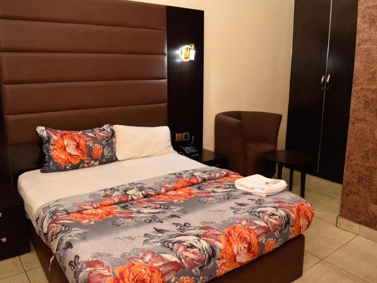 Bana Hotel & Suites Lagos Bagian luar foto