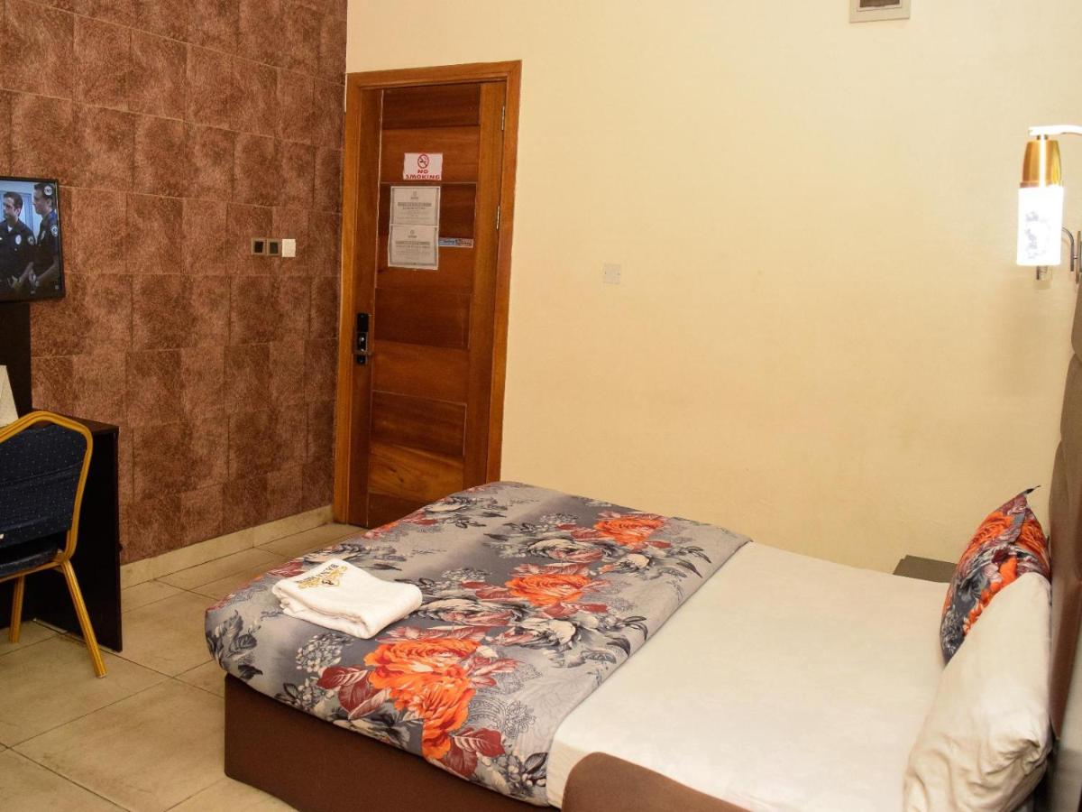 Bana Hotel & Suites Lagos Bagian luar foto