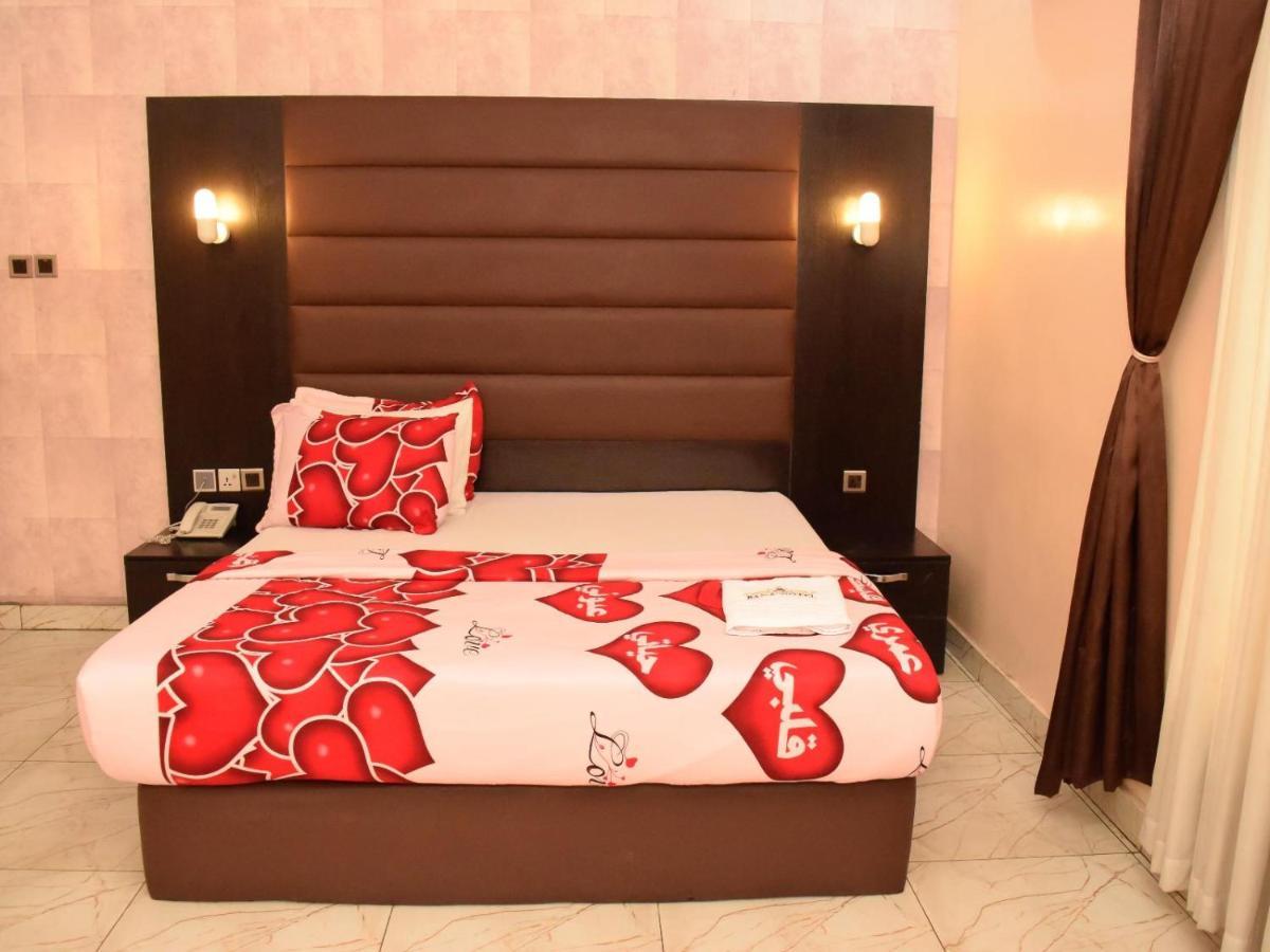 Bana Hotel & Suites Lagos Bagian luar foto