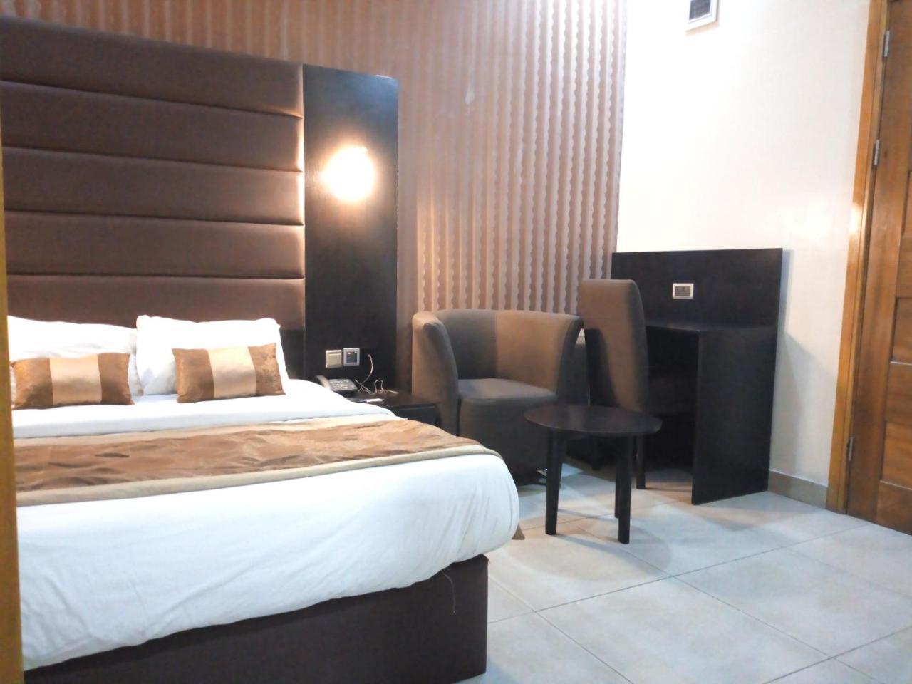 Bana Hotel & Suites Lagos Bagian luar foto