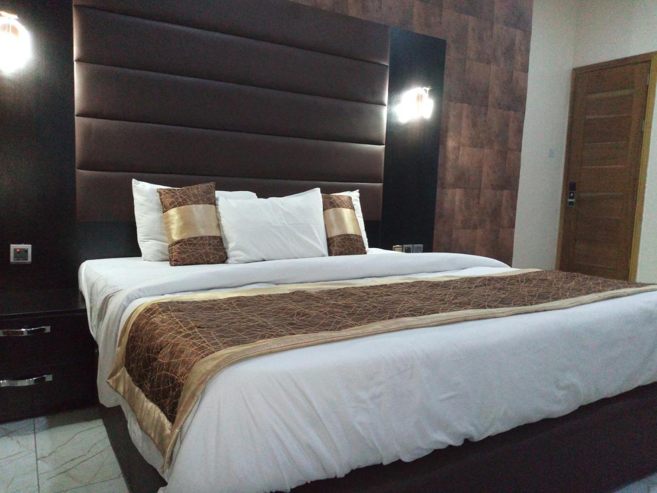 Bana Hotel & Suites Lagos Bagian luar foto