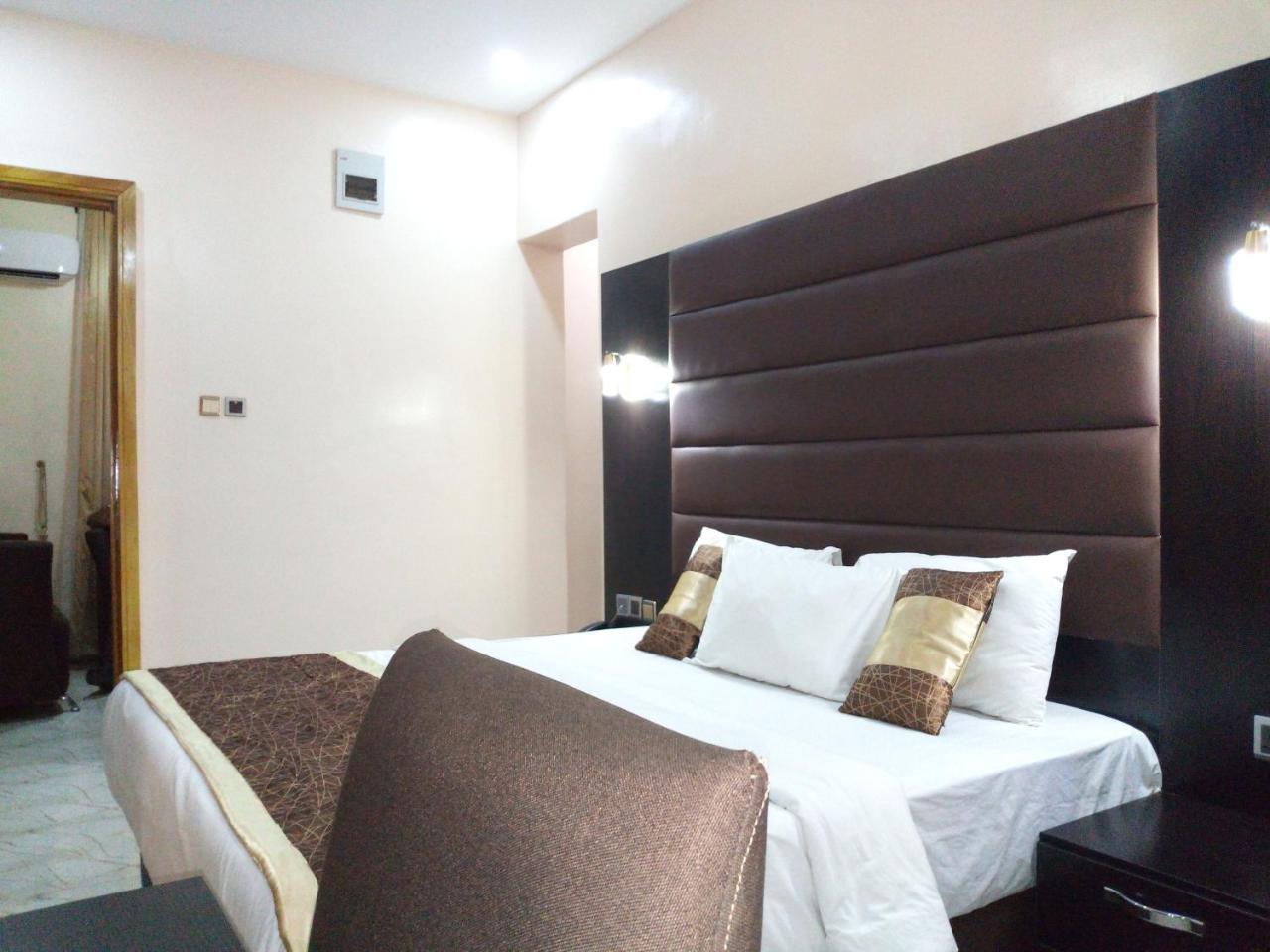 Bana Hotel & Suites Lagos Bagian luar foto