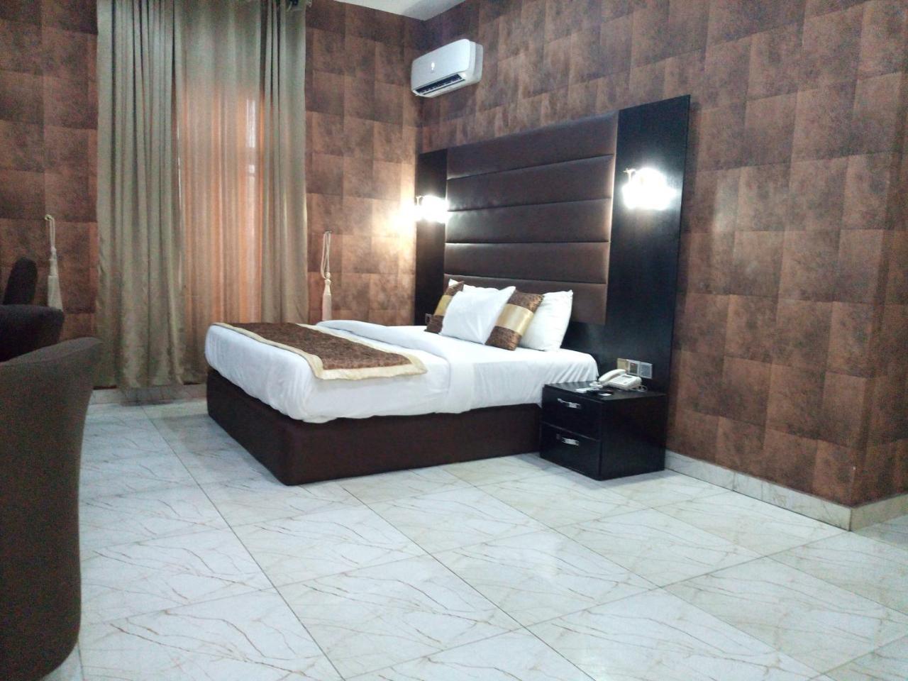 Bana Hotel & Suites Lagos Bagian luar foto