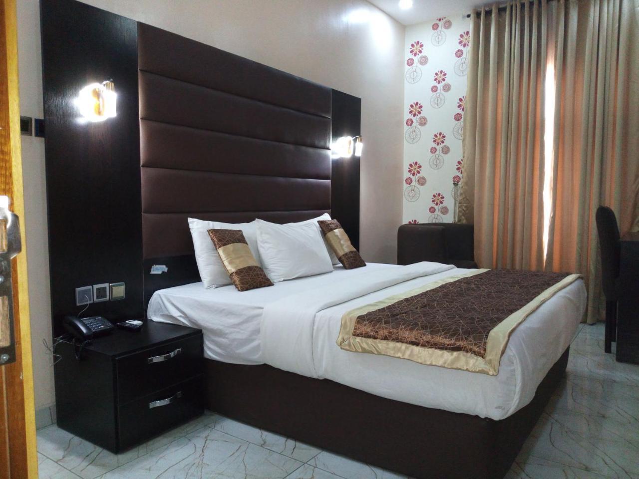 Bana Hotel & Suites Lagos Bagian luar foto
