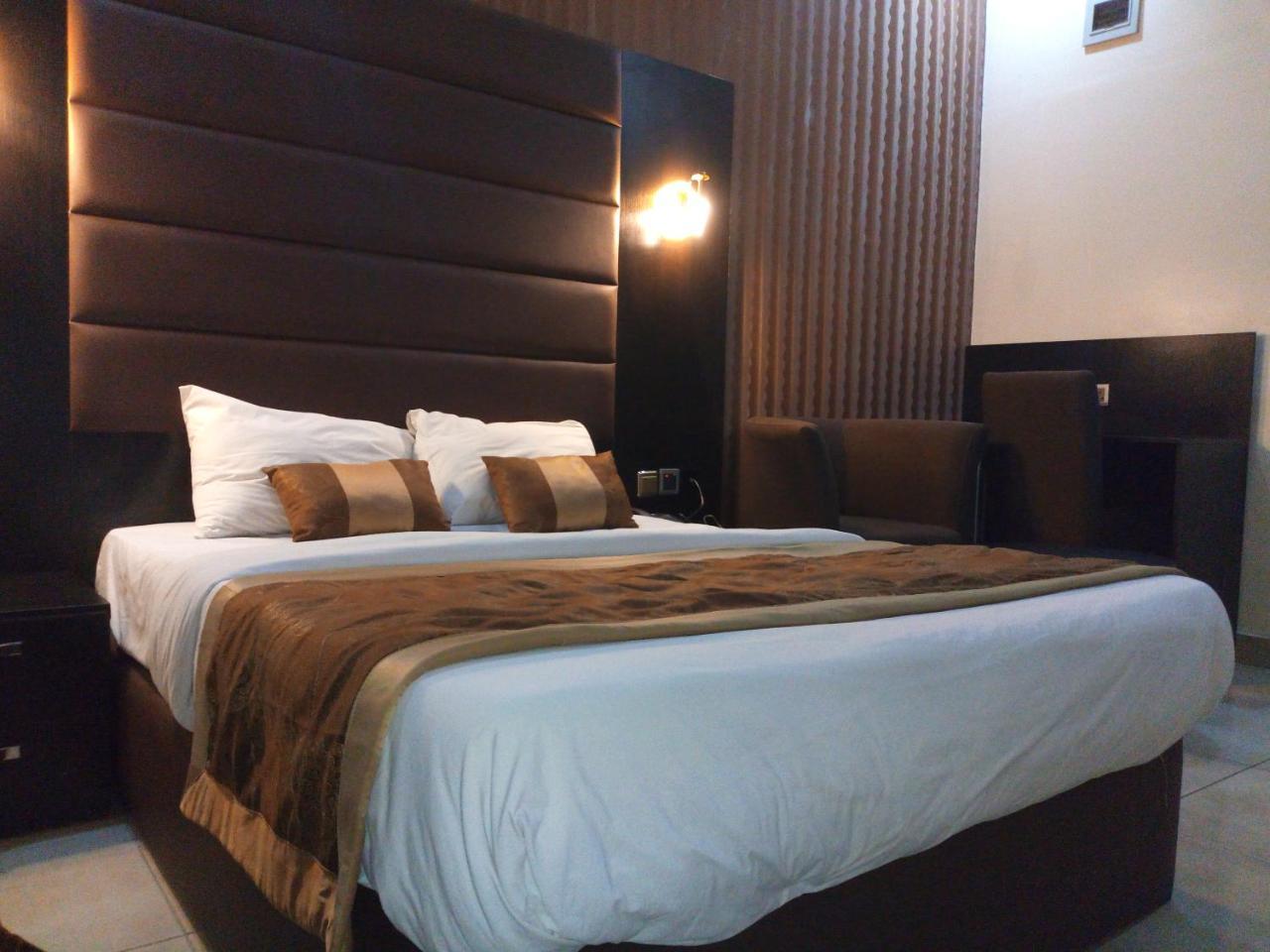 Bana Hotel & Suites Lagos Bagian luar foto