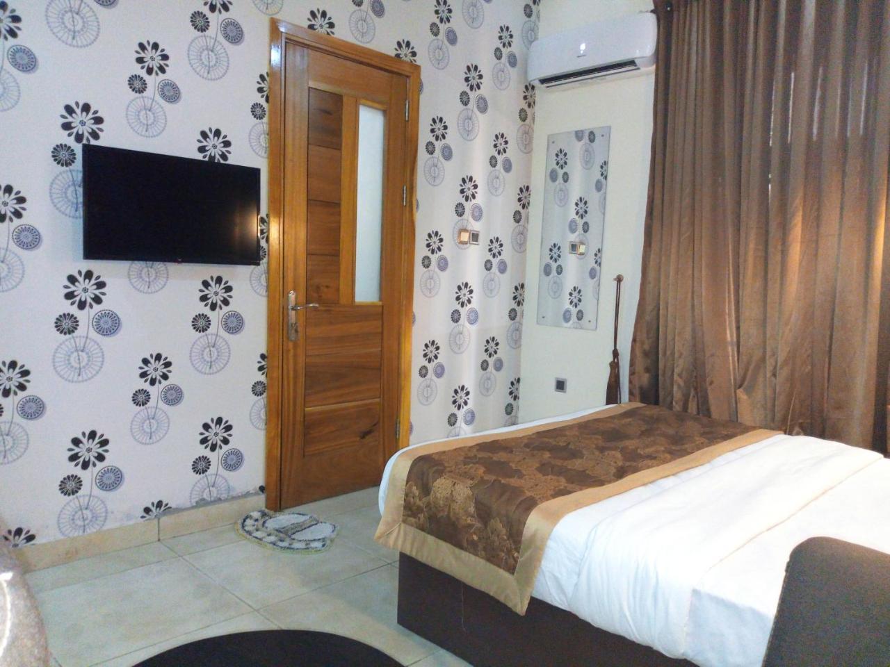 Bana Hotel & Suites Lagos Bagian luar foto