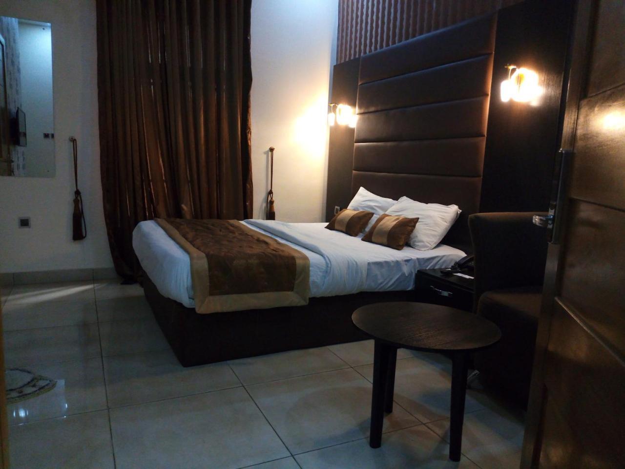 Bana Hotel & Suites Lagos Bagian luar foto
