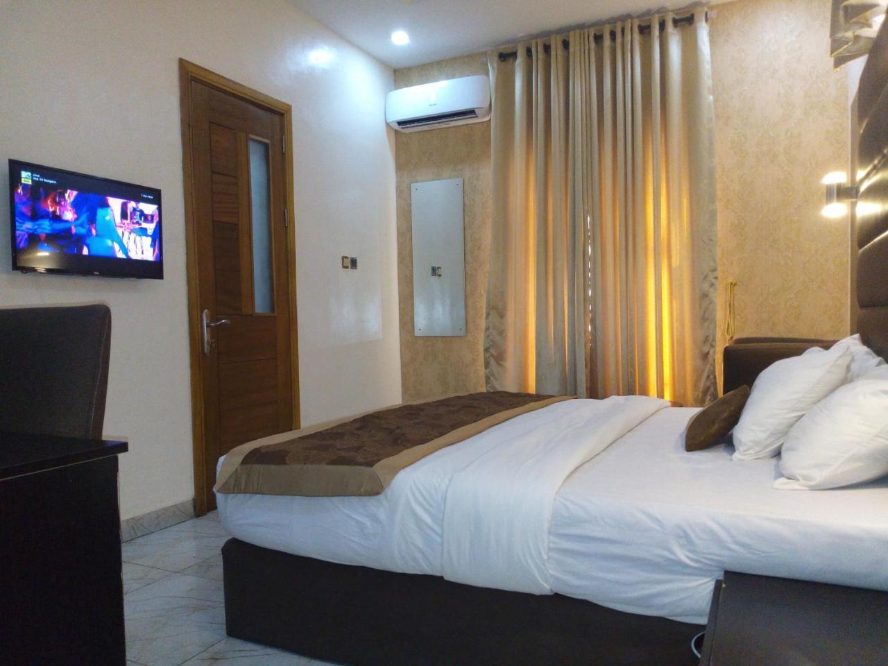 Bana Hotel & Suites Lagos Bagian luar foto