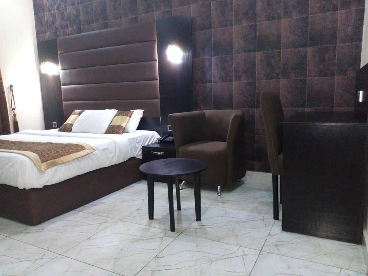 Bana Hotel & Suites Lagos Bagian luar foto