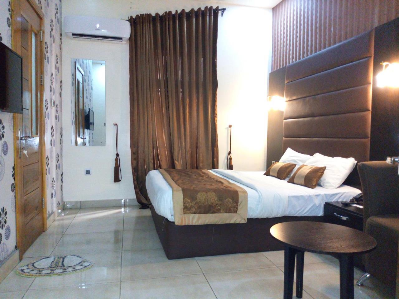 Bana Hotel & Suites Lagos Bagian luar foto