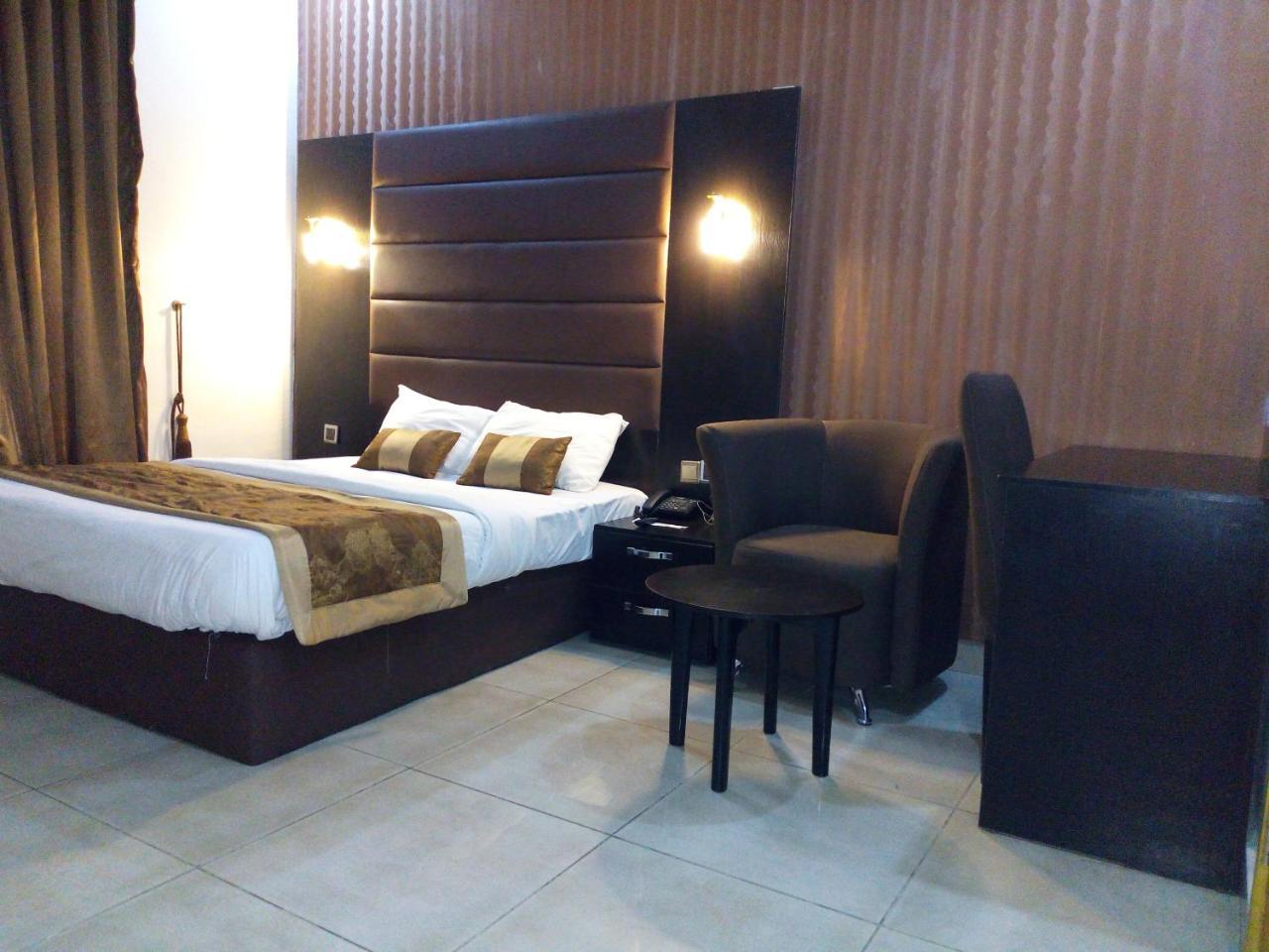 Bana Hotel & Suites Lagos Bagian luar foto