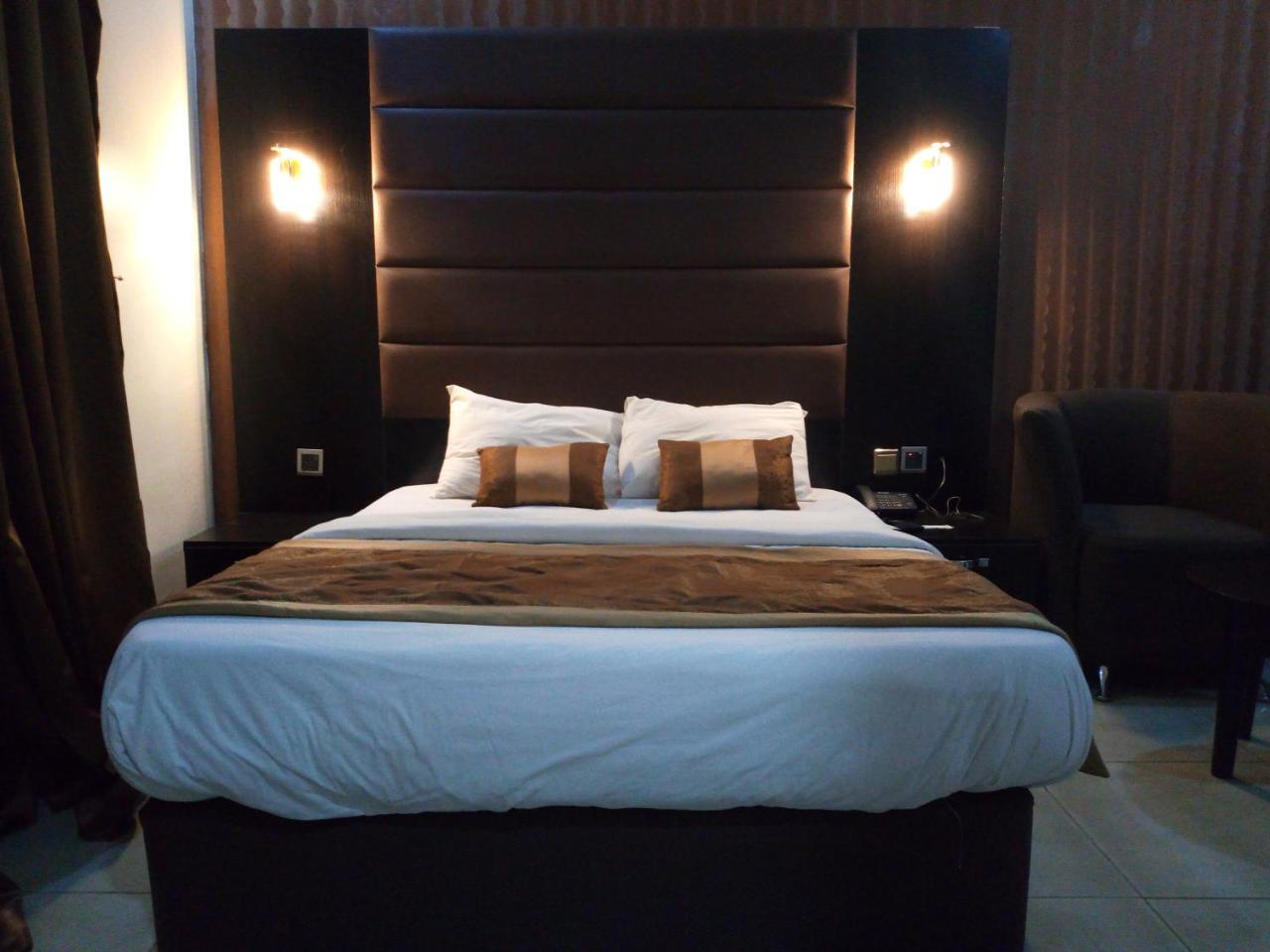 Bana Hotel & Suites Lagos Bagian luar foto