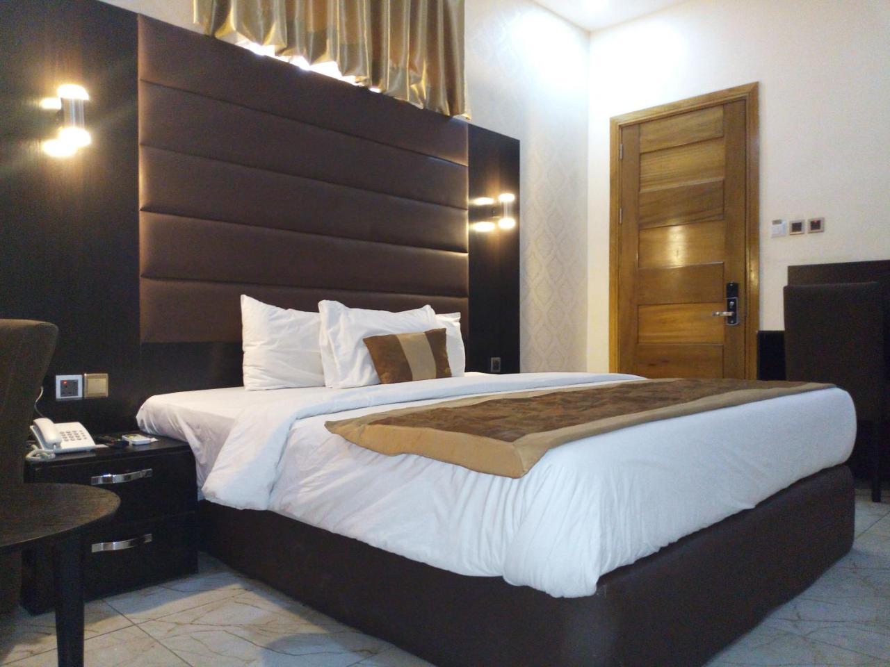 Bana Hotel & Suites Lagos Bagian luar foto