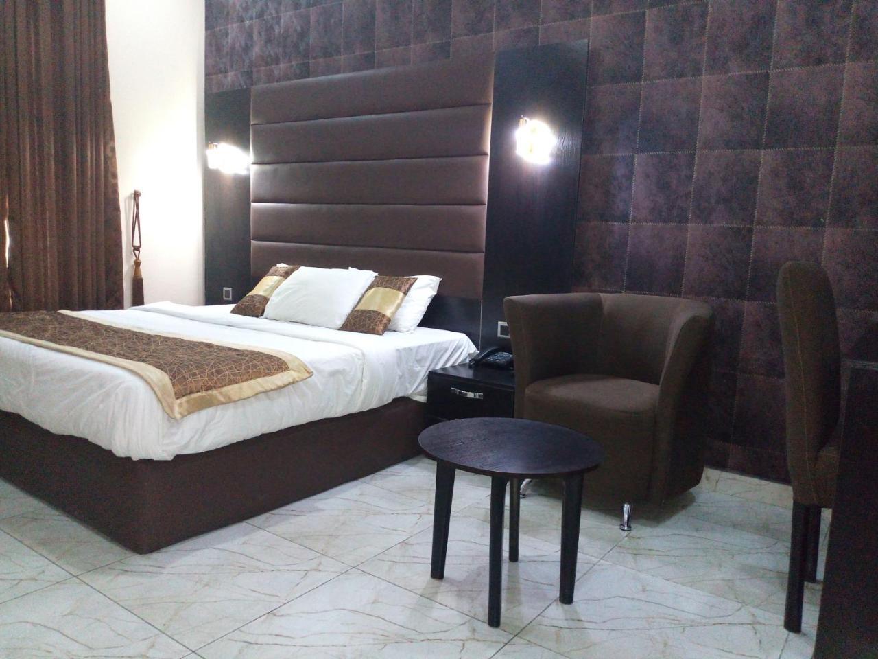 Bana Hotel & Suites Lagos Bagian luar foto