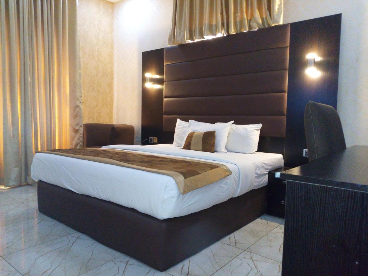 Bana Hotel & Suites Lagos Bagian luar foto