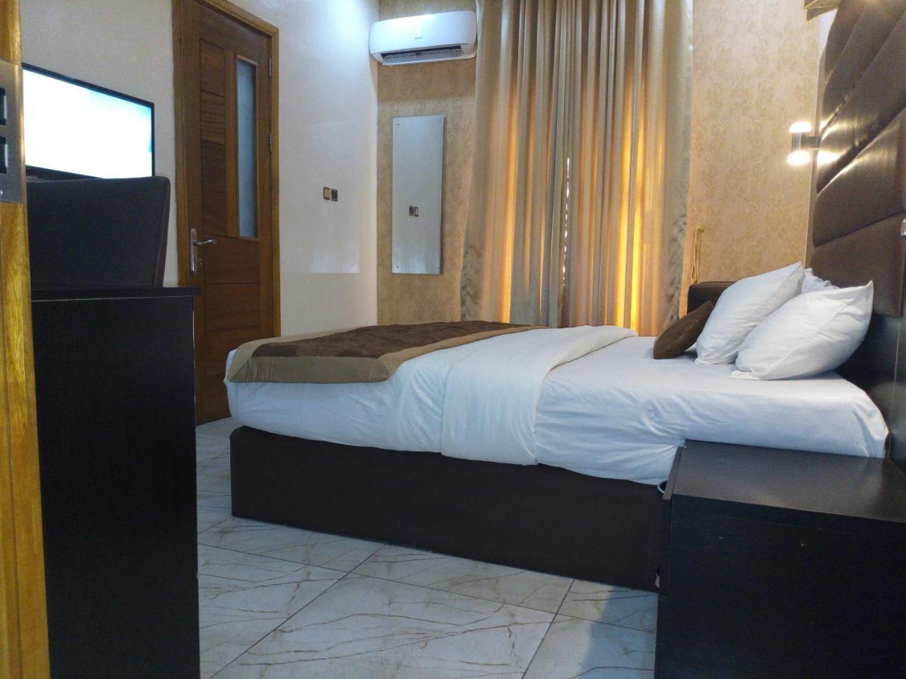 Bana Hotel & Suites Lagos Bagian luar foto