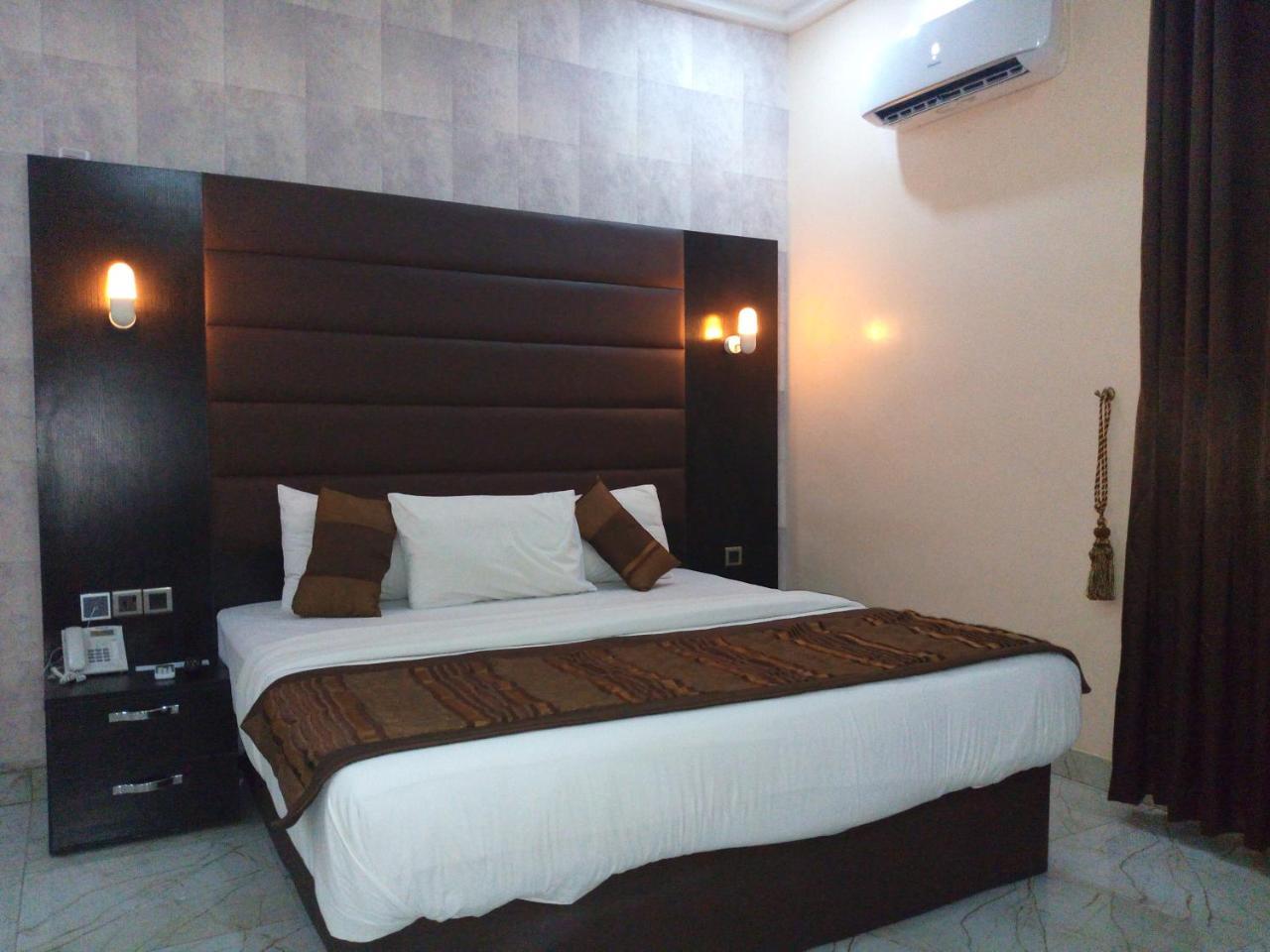 Bana Hotel & Suites Lagos Bagian luar foto
