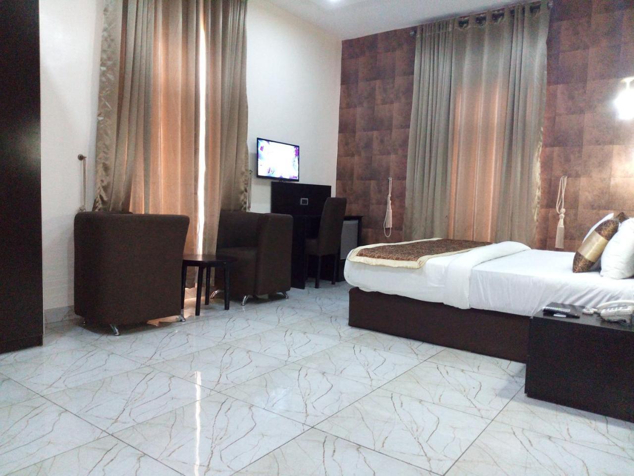 Bana Hotel & Suites Lagos Bagian luar foto