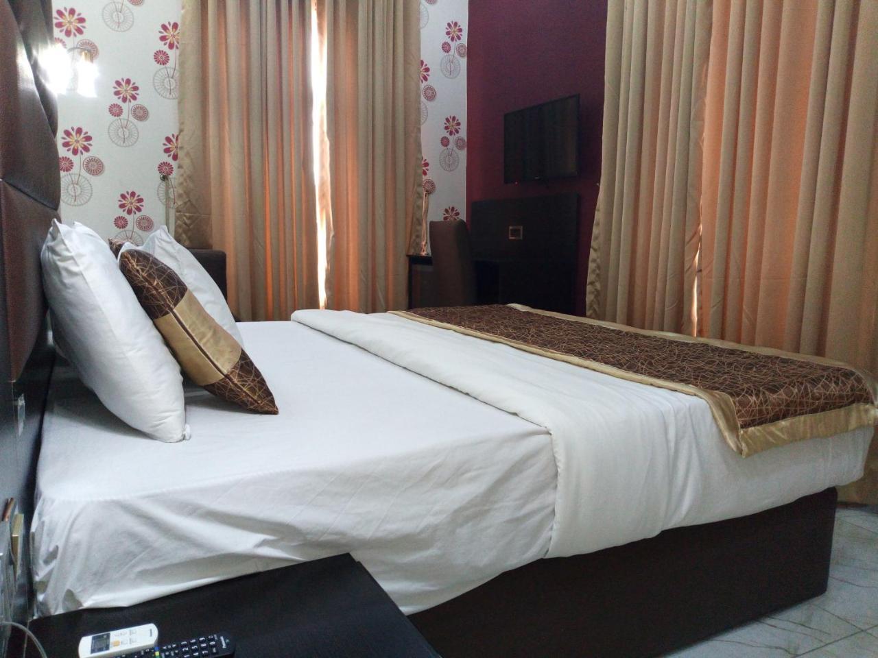 Bana Hotel & Suites Lagos Bagian luar foto