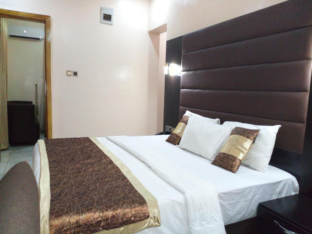 Bana Hotel & Suites Lagos Bagian luar foto