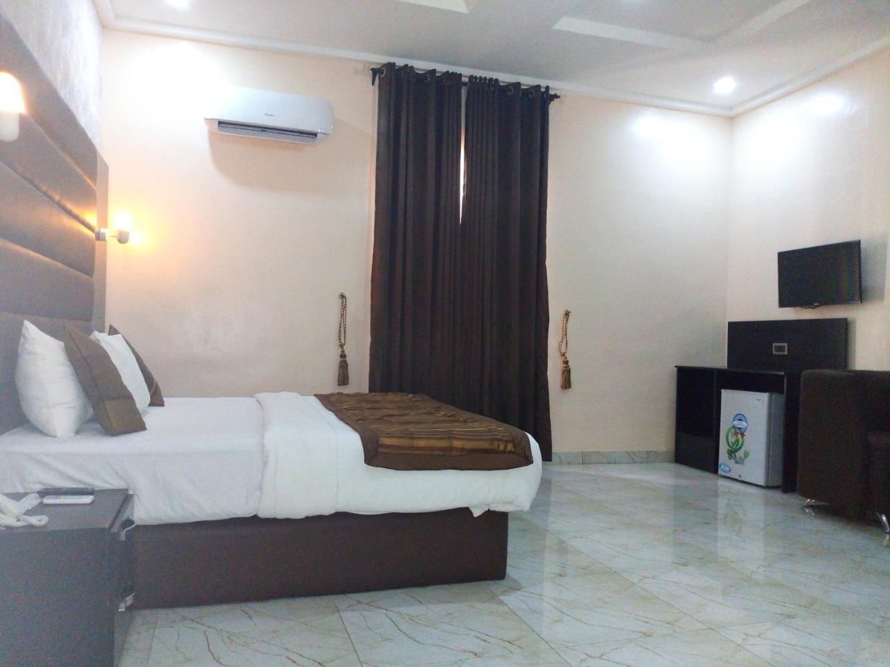 Bana Hotel & Suites Lagos Bagian luar foto