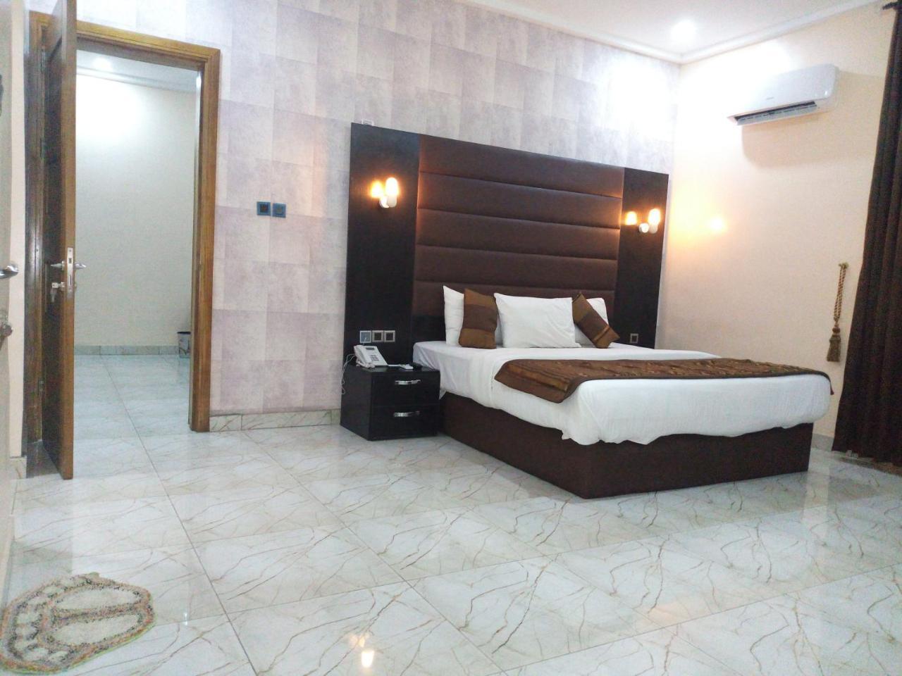 Bana Hotel & Suites Lagos Bagian luar foto