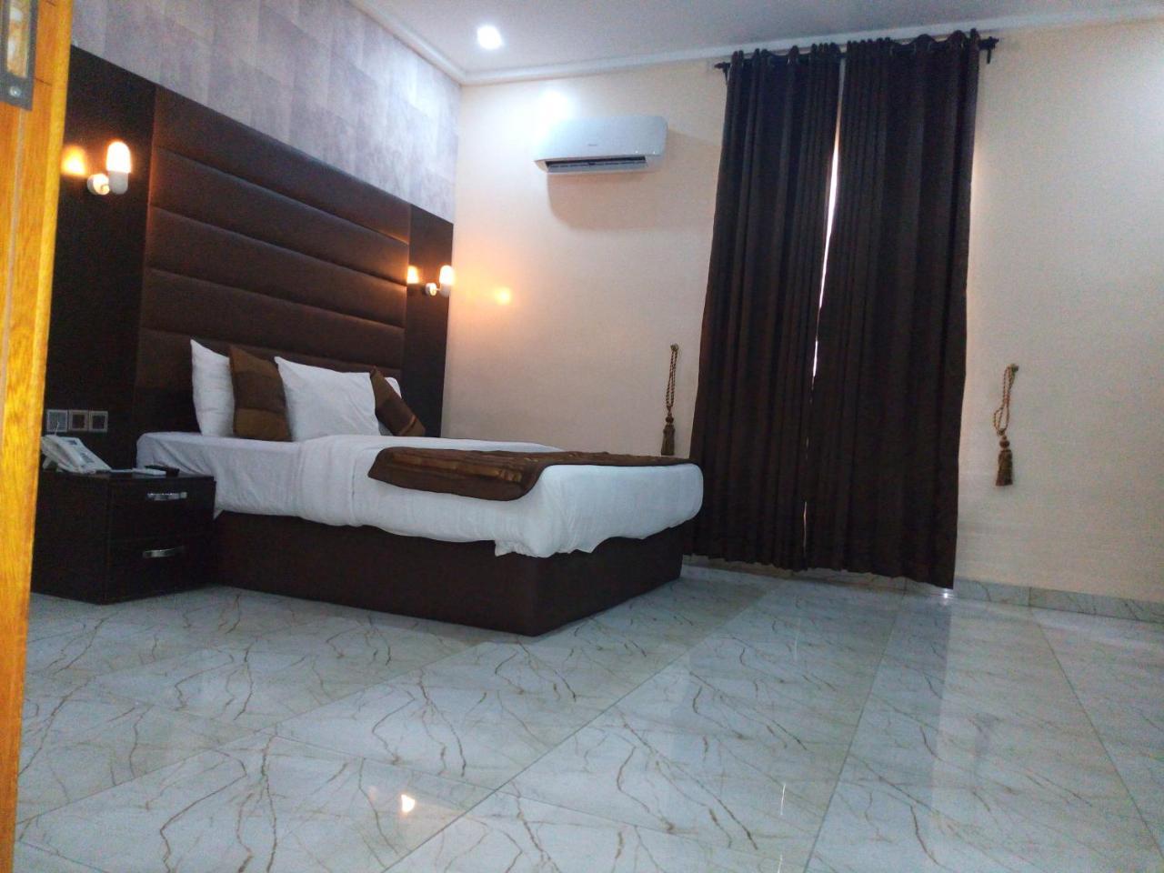 Bana Hotel & Suites Lagos Bagian luar foto