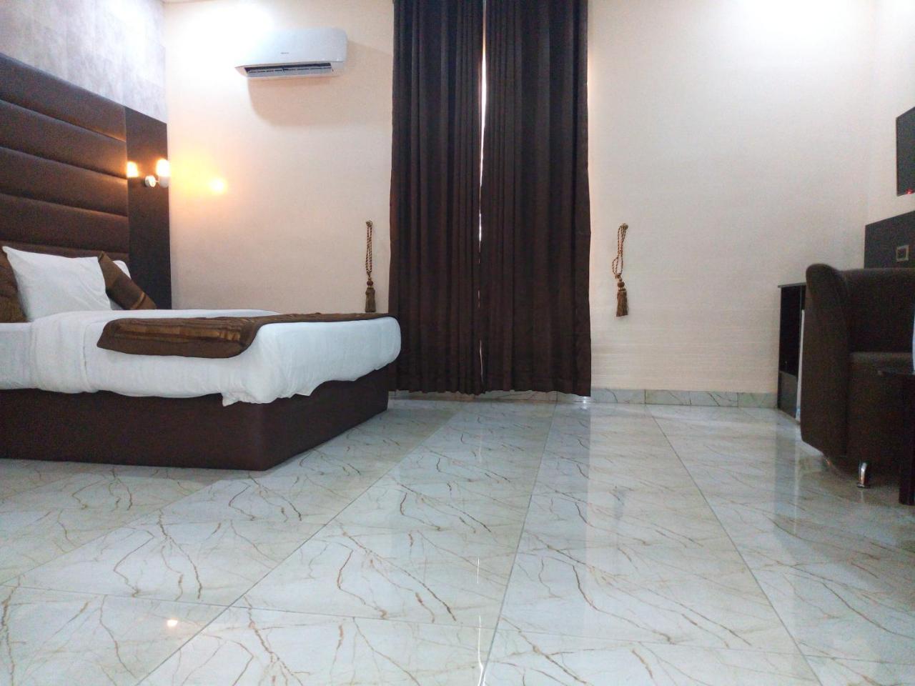 Bana Hotel & Suites Lagos Bagian luar foto